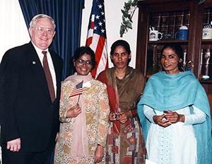 乔·皮茨和三个巴基斯坦女人站在一起