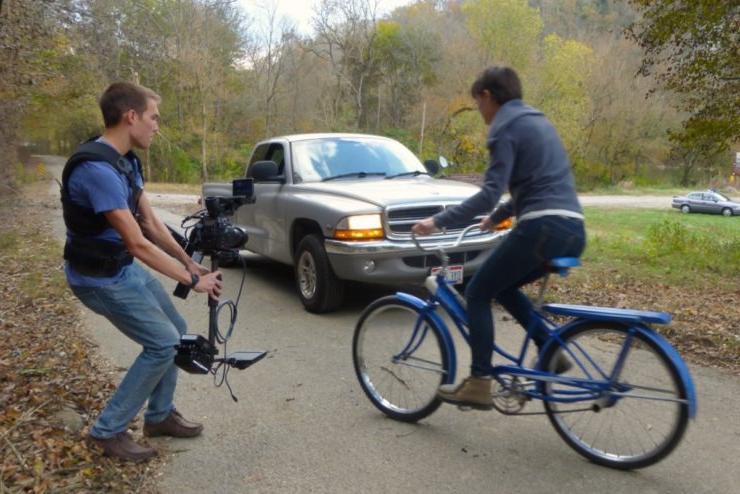 学生们正在拍摄自行车和汽车的场景