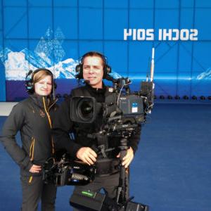 在索契奥运会上和摄影师一起工作的新闻专业学生