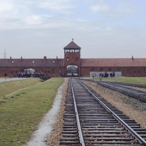 通往纳粹集中营的铁轨