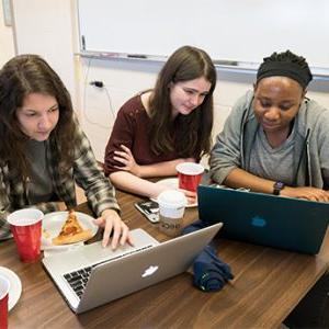 数学专业的学生聚集在笔记本电脑周围